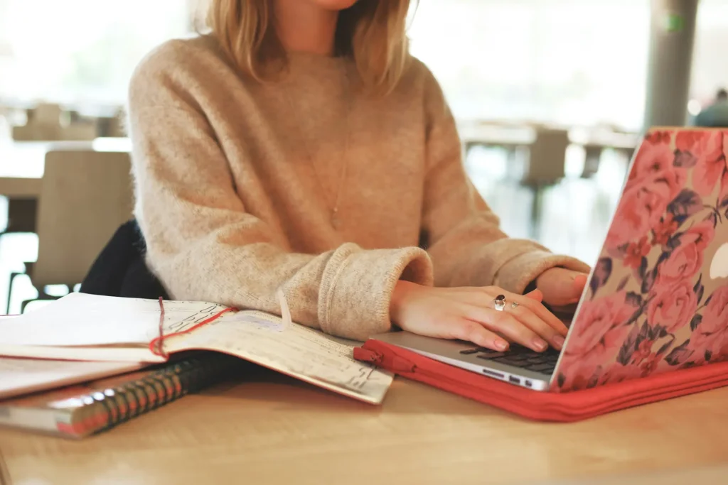 Comment se verser un salaire quand on est entrepreneure du web ?
