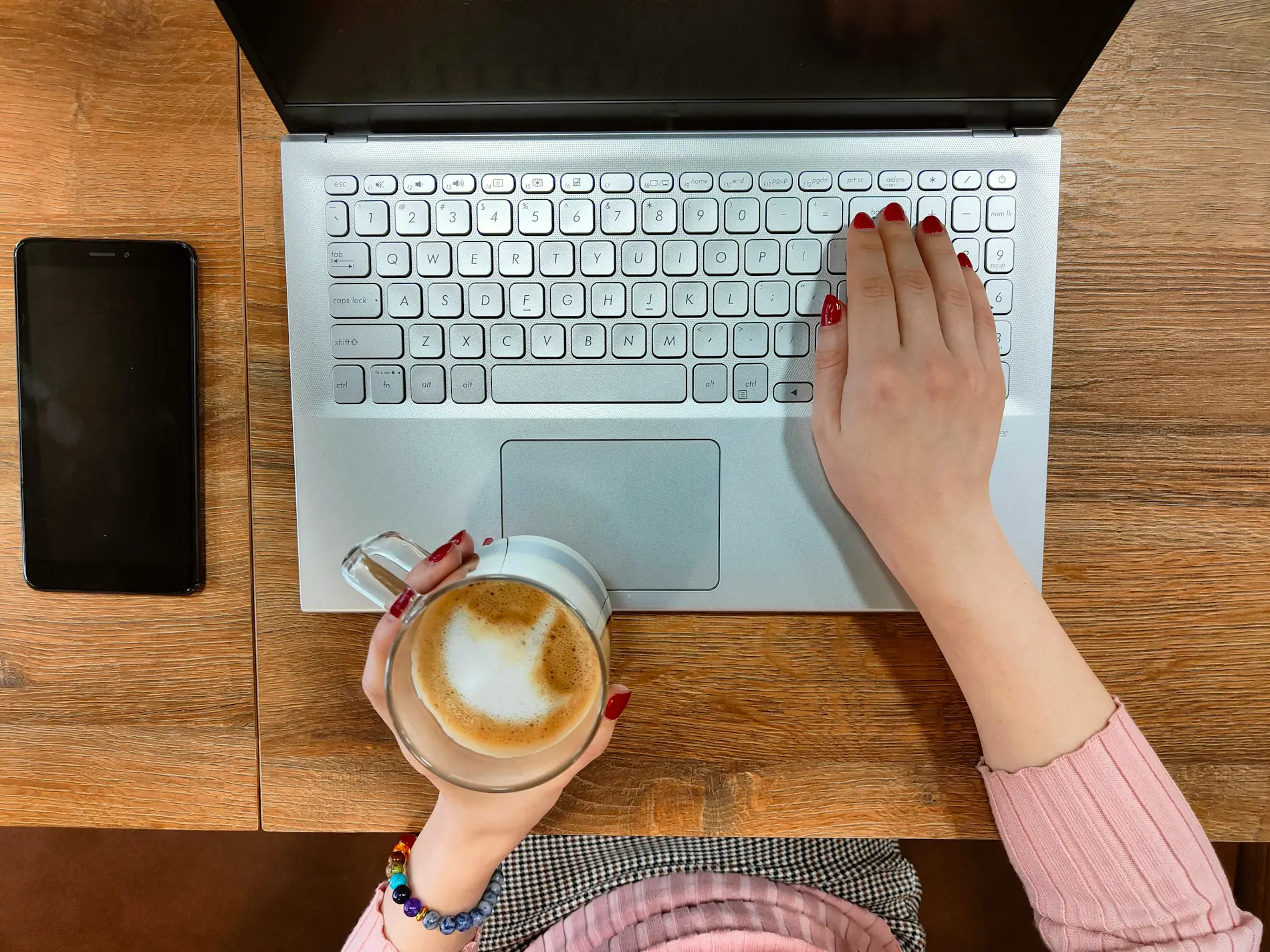 Se verser un salaire fixe : avantages et inconvénients pour une entrepreneure du web